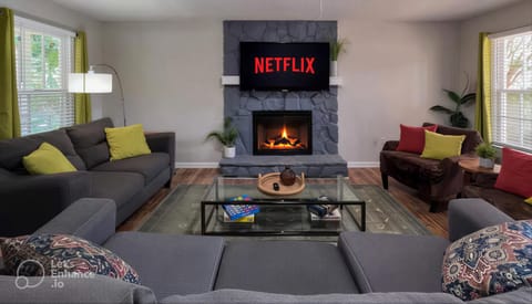 King Bed! 2 Living-rooms! Patio! BBQ Grill House in Norcross