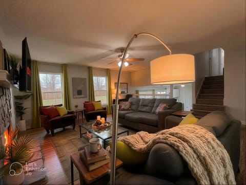 King Bed! 2 Living-rooms! Patio! BBQ Grill House in Norcross