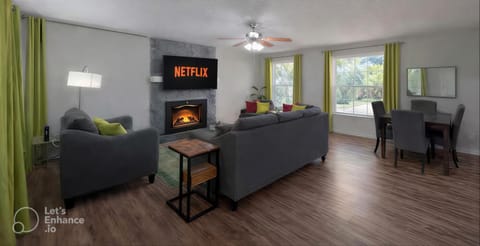 King Bed! 2 Living-rooms! Patio! BBQ Grill House in Norcross