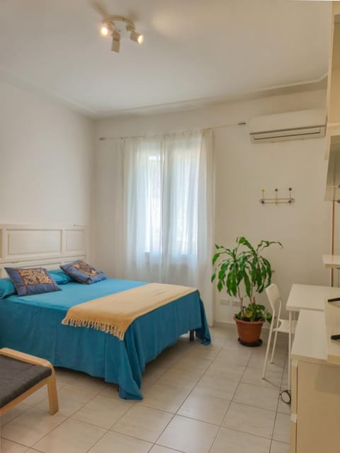 Bed, Photo of the whole room, Seating area, Bedroom, air conditioner