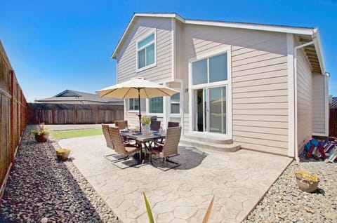 Property building, Patio, Spring, Day, sunbed