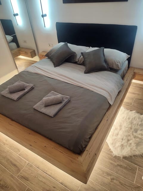 Bed, Bedroom, towels