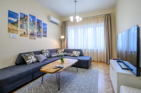 TV and multimedia, Living room, Seating area, air conditioner