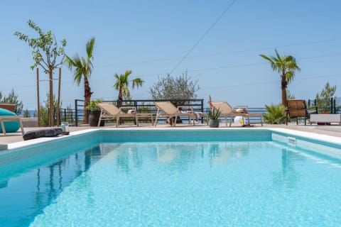 Day, Swimming pool, sunbed