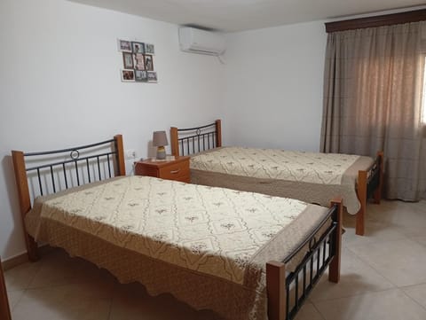 Bedroom, air conditioner