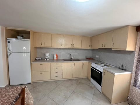 Coffee/tea facilities, Kitchen or kitchenette, oven, stove