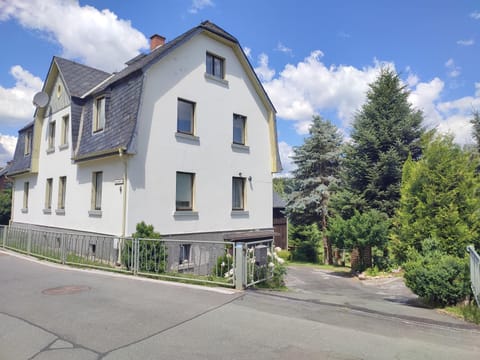 Property building, Neighbourhood, Garden view, Street view