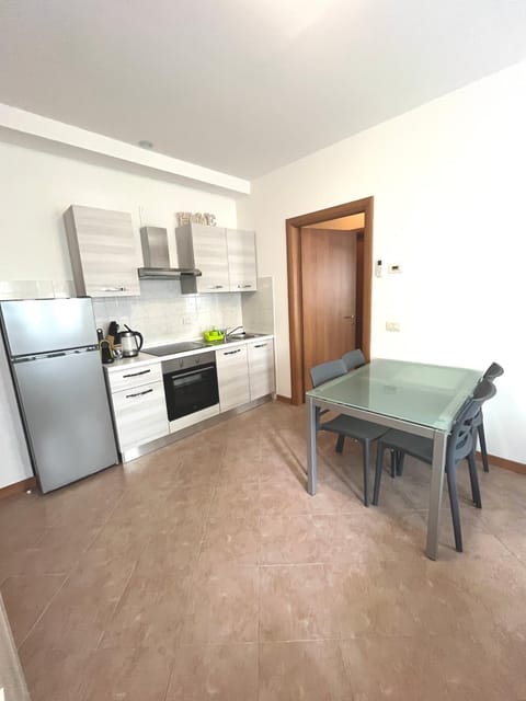 Kitchen or kitchenette, Dining area, stove