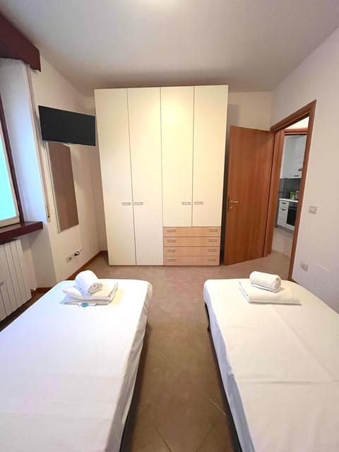 Bed, Photo of the whole room, towels