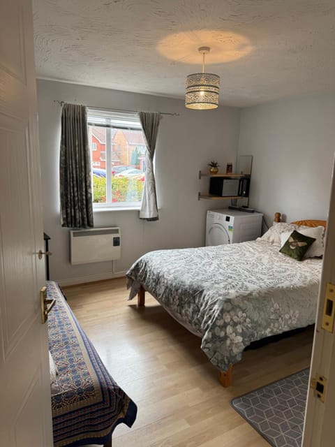 Spacious Tidy Room Vacation rental in Cardiff