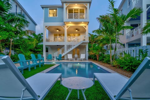 Emerald Tides - Luxury Oceanfront Home, Private Pool, 30' Dock House in Marathon