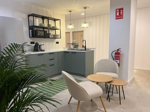 Kitchen or kitchenette, Dining area