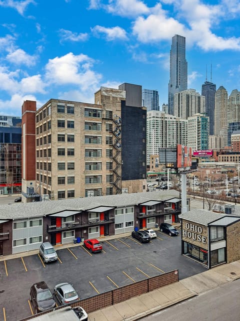 River North Rooftop With In and Out Parking 5 Apartment in River North