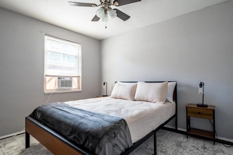 Cozy 2BR Retreat with Workspace - Washer and Dryer Apartment in Kettering