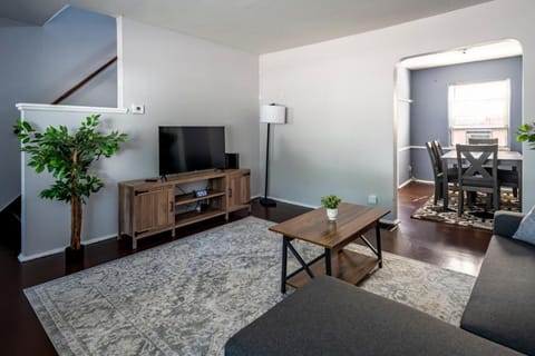 Cozy 2BR Retreat with Workspace - Washer and Dryer Apartment in Kettering