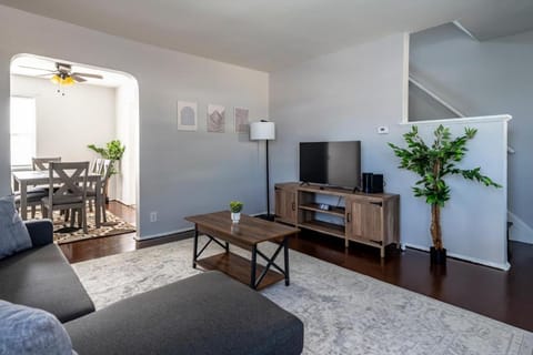 Relaxed 2BR Apt in Moraine with Office Space and Washer & Dryer Apartment in Kettering