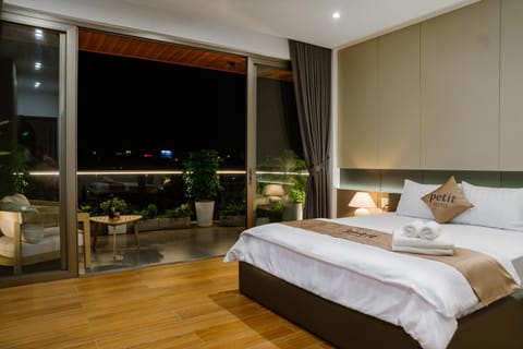 Bed, Night, Photo of the whole room, Bedroom