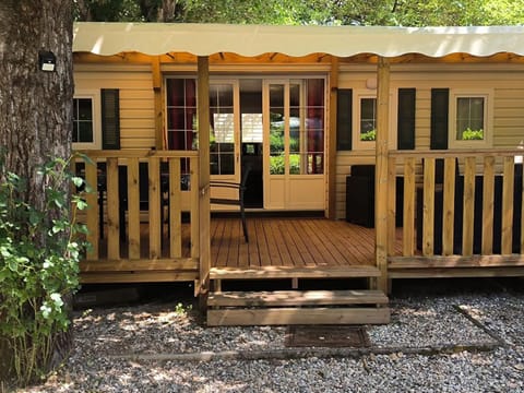 Mobil home pour 8 personnes avec terrasse accessible - API-1-52-408 Campground/ 
RV Resort in Auvergne-Rhône-Alpes