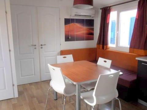 Mobil home pour 8 personnes avec terrasse accessible - API-1-52-408 Campground/ 
RV Resort in Auvergne-Rhône-Alpes