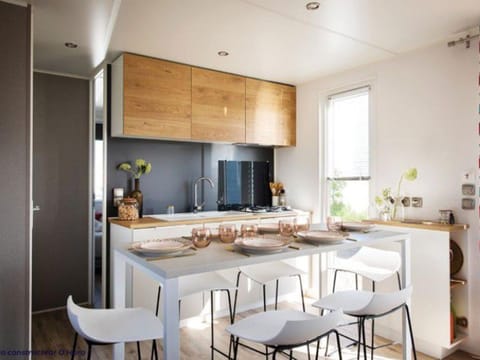 Mobil home 7 pers avec terrasse à Salles-Curan - API-1-52-469 Campground/
RV Resort in Auvergne-Rhône-Alpes