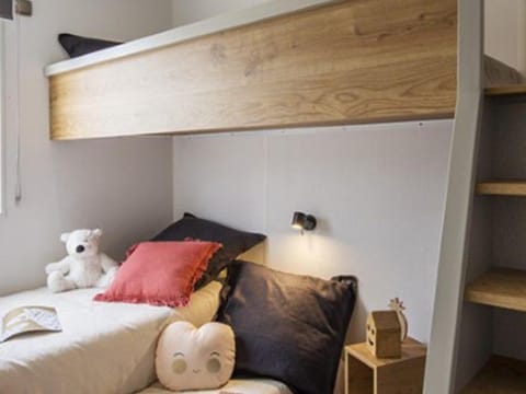 Mobil home 7 pers avec terrasse à Salles-Curan - API-1-52-469 Campground/
RV Resort in Auvergne-Rhône-Alpes