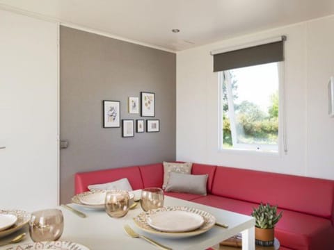 Mobil home 7 pers avec terrasse à Salles-Curan - API-1-52-469 Campground/
RV Resort in Auvergne-Rhône-Alpes