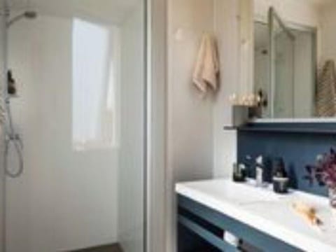 Cottage 3 chambres, 7 pers, terrasse vue lac - API-1-52-417 Campground/
RV Resort in Auvergne-Rhône-Alpes