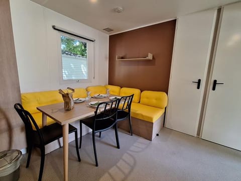 Mobil-home 3 chambres avec terrasse à Valbonnais - API-1-52-473 Campground/ 
RV Resort in Provence-Alpes-Côte d'Azur