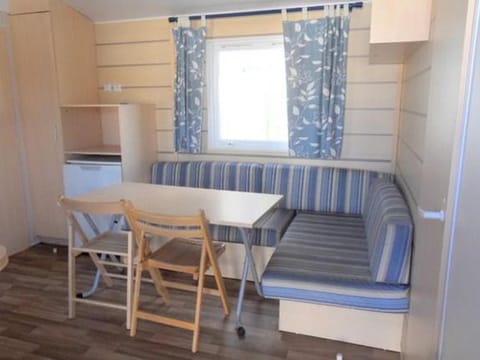 Mobil home avec Terrasse à Mialet - 6 personnes - API-1-52-510 Campground/
RV Resort in Auvergne-Rhône-Alpes