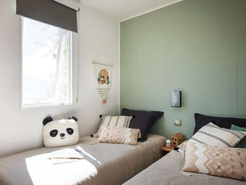 Mobil home avec Terrasse - 2 Chambres, Jusqu'à 5 Pers. - API-1-52-623 Campground/
RV Resort in Auvergne-Rhône-Alpes