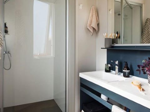 Mobil home avec Terrasse - 2 Chambres, Jusqu'à 5 Pers. - API-1-52-623 Campground/
RV Resort in Auvergne-Rhône-Alpes