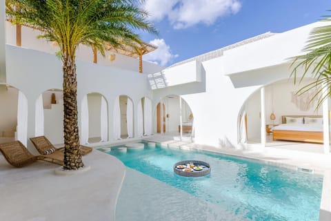 Day, Swimming pool, sunbed