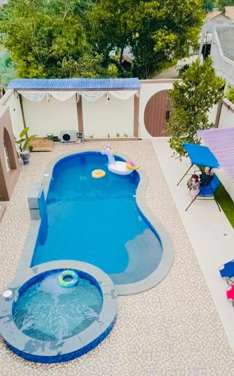 Pool view, Swimming pool, sunbed