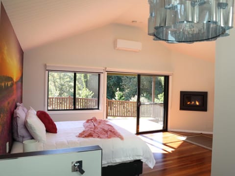 Patio, Living room, Bedroom, fireplace