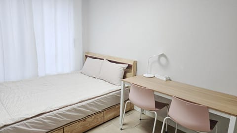 Bed, Dining area, Bedroom