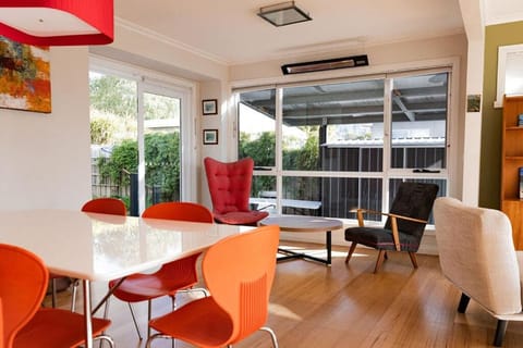 Tea Tree on Tasman - Central Serenity with Gardens House in Bicheno