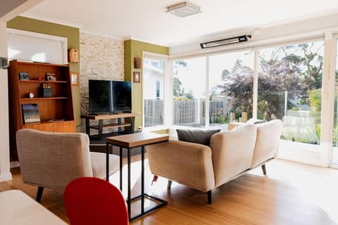 Tea Tree on Tasman - Central Serenity with Gardens House in Bicheno