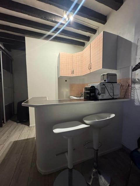 Kitchen or kitchenette, minibar, stove