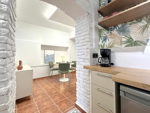 Kitchen or kitchenette, Dining area