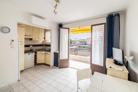 TV and multimedia, Balcony/Terrace, Kitchen or kitchenette, Seating area, Dining area