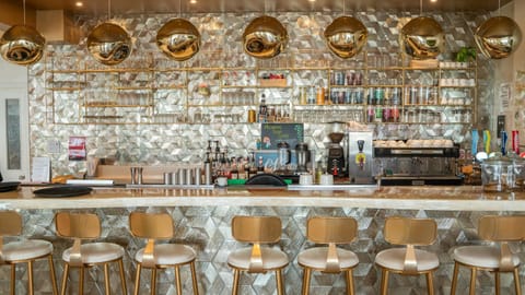 Lounge or bar, Food and drinks