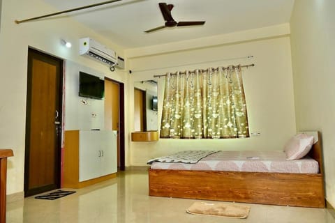 Communal lounge/ TV room, Bed, air conditioner