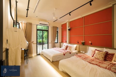 Property building, Bed, TV and multimedia, Photo of the whole room, Seating area, Bedroom