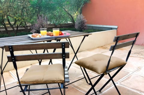 Patio, Day, Food and drinks, Dining area, Drinks