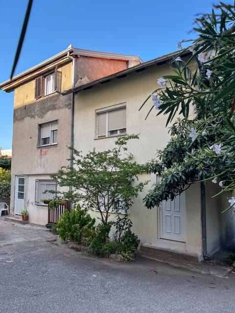 Neighbourhood, Street view