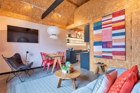 TV and multimedia, Kitchen or kitchenette, Living room, Seating area, Dining area