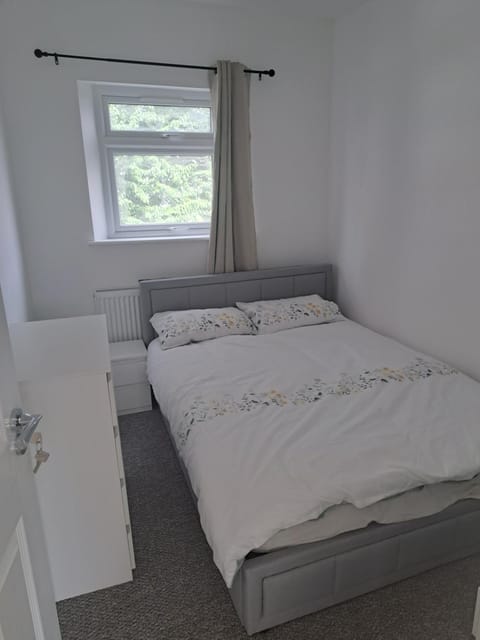 Photo of the whole room, Bedroom, internet