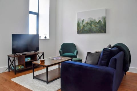 TV and multimedia, Living room, Seating area, Evening entertainment