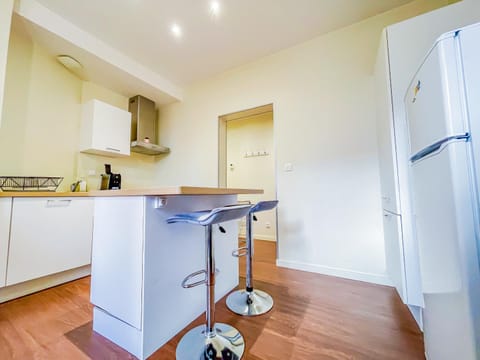 Kitchen or kitchenette, Dining area, minibar, stove, kitchen