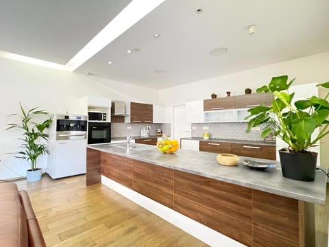 microwave, oven, stove, kitchen